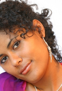 Soins des cheveux frisés, défrisés et crépus.